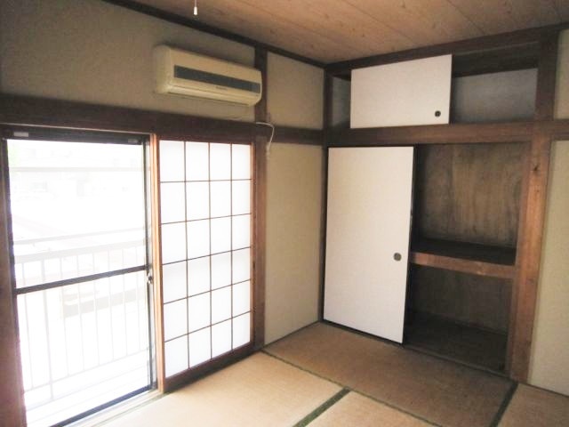 居室・リビング　南向きのベランダに面した居室です。