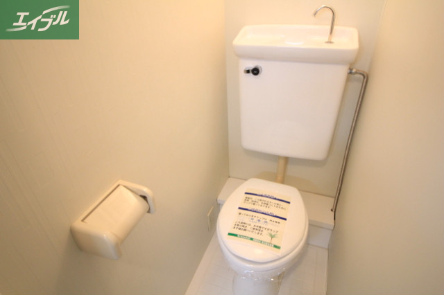 トイレ　同物件別部屋の写真です