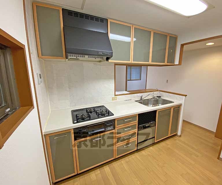 キッチン　ワイドサイズのシステムキッチンです。