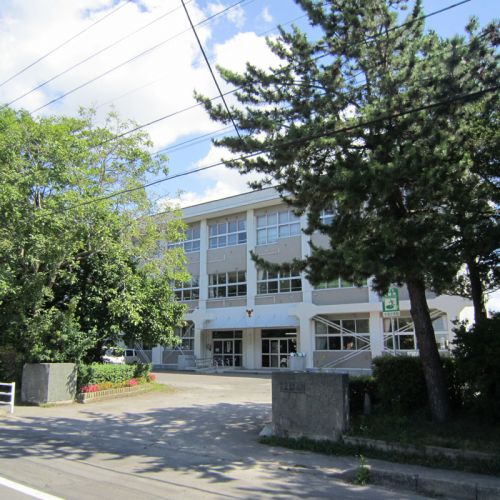 小学校　函館市立本通小学校（小学校）まで827m