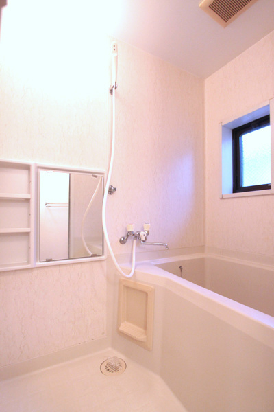 バス・シャワールーム　換気窓付き　※別部屋同室間取り写真につき若干相違有