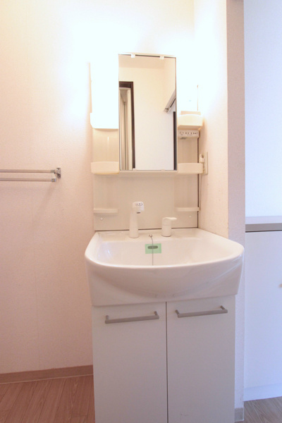 洗面設備　洗髪洗面台＋洗濯機置場※別部屋同室間取り写真につき若干相違有