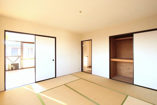 居室・リビング　和室8畳＋押入れ　※別部屋同室間取り写真につき若干相違有