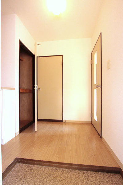 玄関　玄関収納あり　※別部屋同室間取り写真につき若干相違有