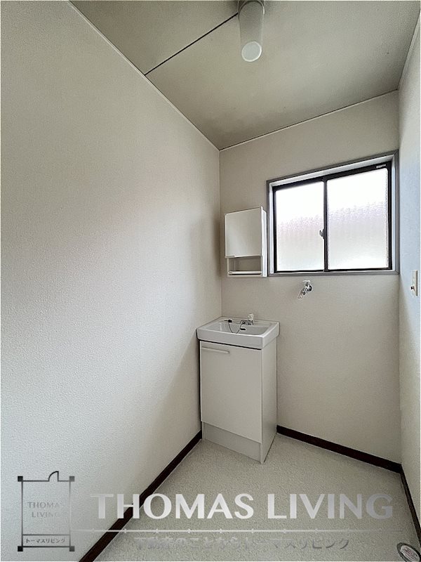 洗面設備　広々とした脱衣スペース御座いますよ。