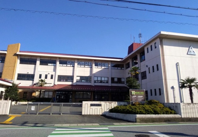 小学校　愛荘町立秦荘西小学校（小学校）まで500m