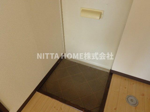 玄関　十分なスペースの玄関です●