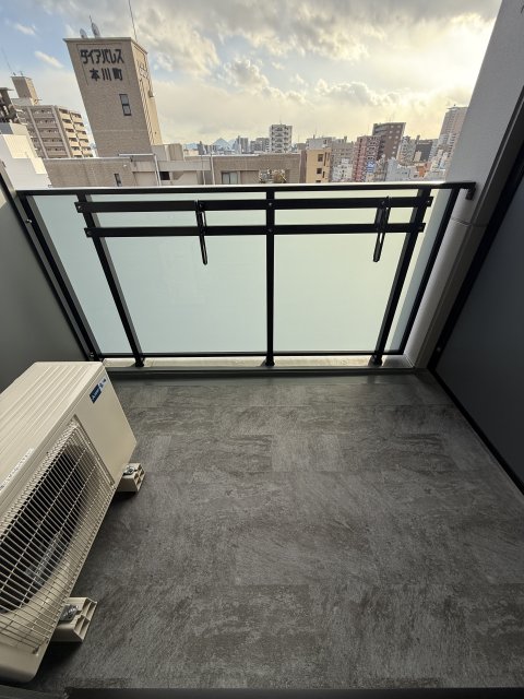 バルコニー　同物件別号室のものです。
