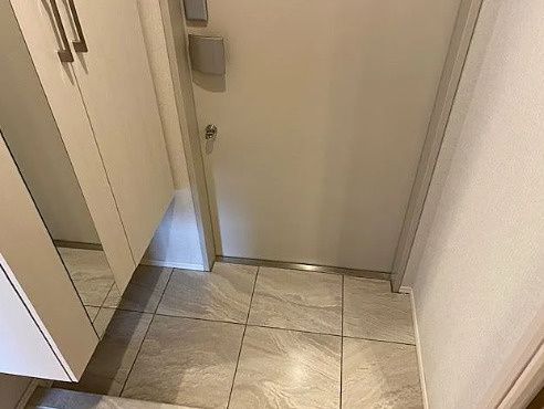 玄関　写真は同タイプ住居です。