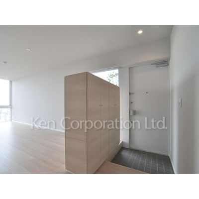 玄関　同タイプ9階のお部屋を撮影。仕様が異なることがあります。