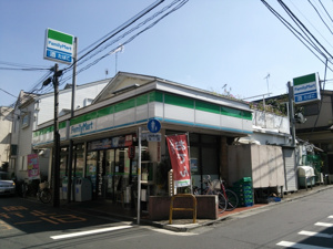 コンビニ　ファミリーマート方南一丁目店（コンビニ）まで374m