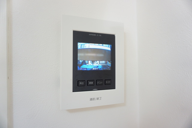 セキュリティ　来訪者の姿を確認できるＴＶモニター付インターホン設置済です！