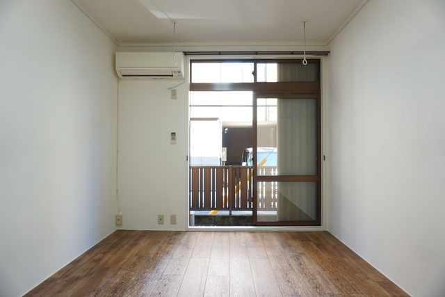 居室・リビング　人気の南東向きなので暖かな日差しが入りますね♪