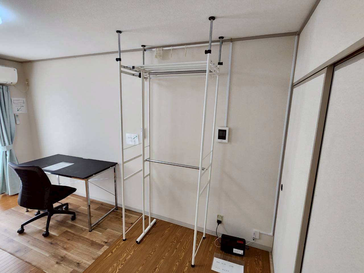 その他設備　机　パイプハンガー