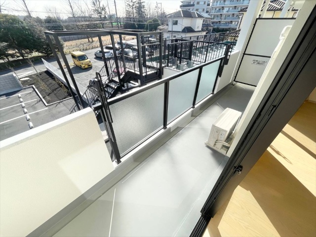 バルコニー　同一建物内２０３号室内装写真転載