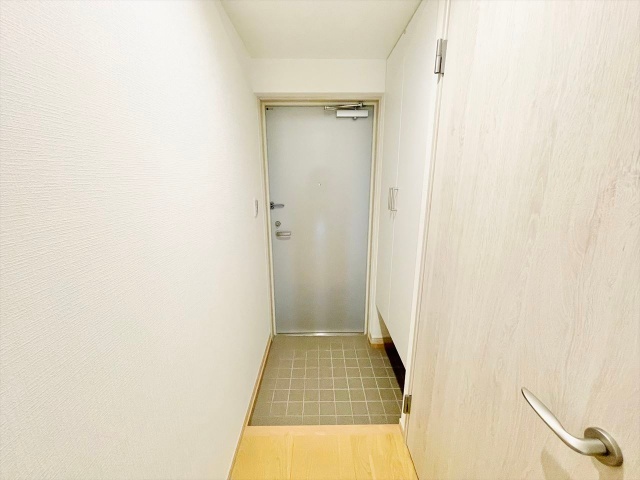 玄関　同一建物内２０３号室内装写真転載
