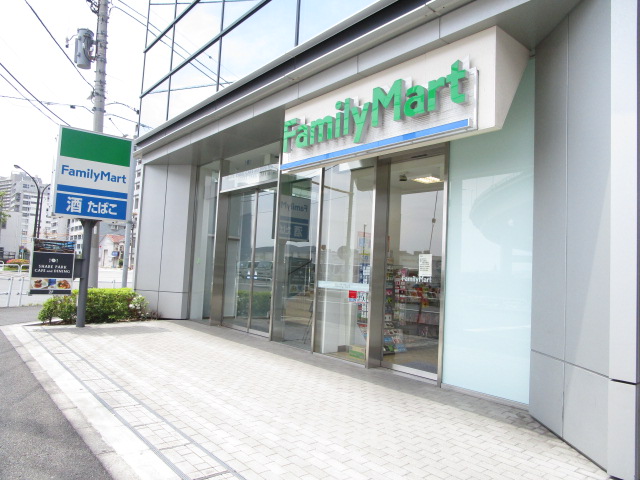 コンビニ　ファミリーマートオンワードベイパークビル店（コンビニ）まで129m