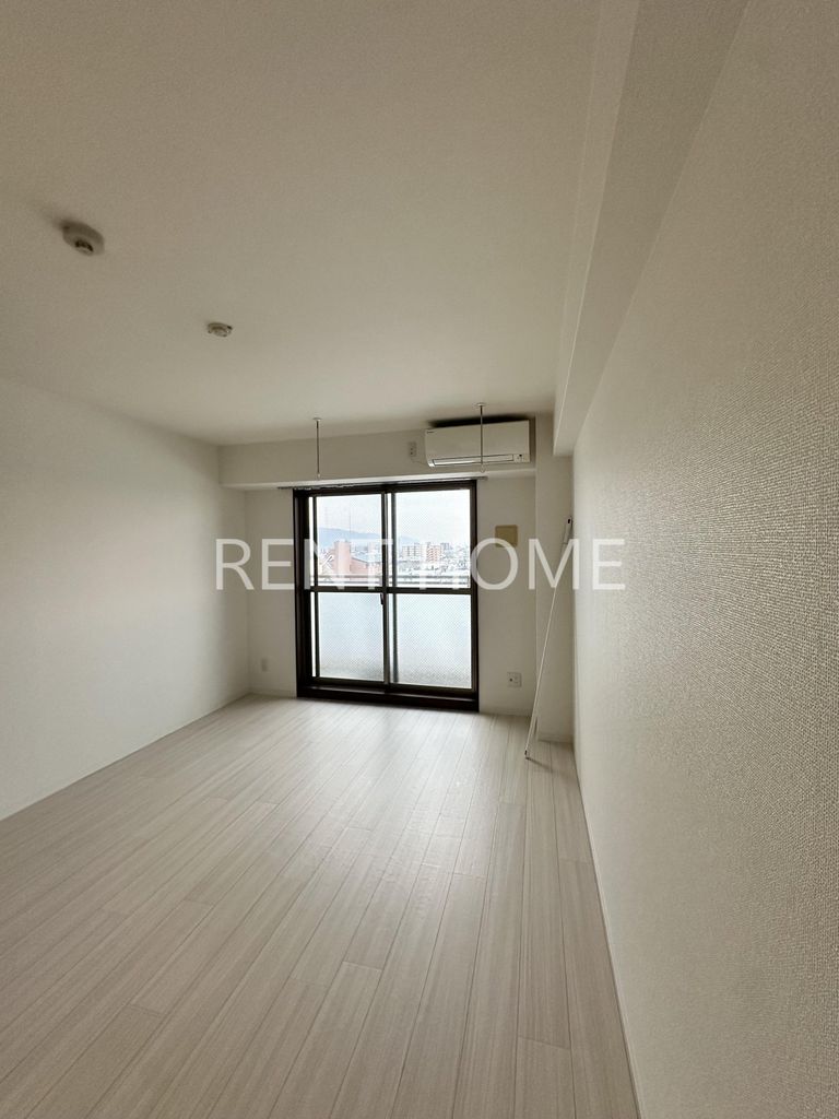 居室・リビング　南向きの8.2帖の広々とした洋室です。