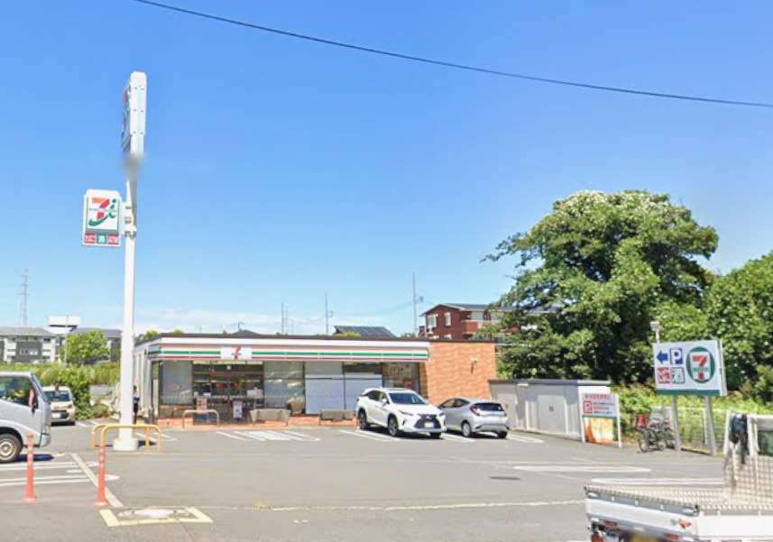 コンビニ　セブンイレブン（コンビニ）まで777m