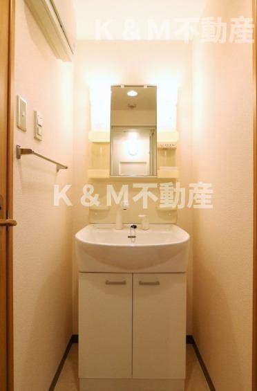 洗面設備　ゆったりとスペースのある洗面所