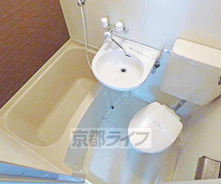 バス・シャワールーム　広々とした浴室です。