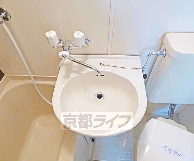 洗面設備　綺麗な洗面台です。