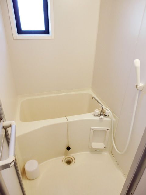 バス・シャワールーム　★バスルームは窓つきで換気が楽です★
