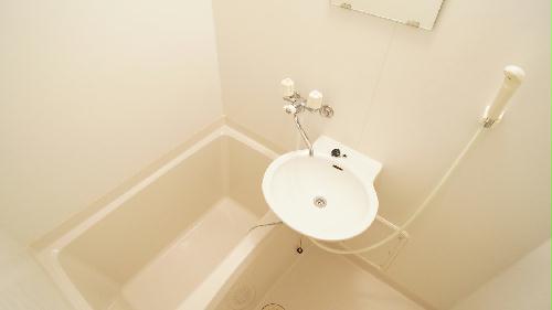 バス・シャワールーム　清潔感のあるお風呂。