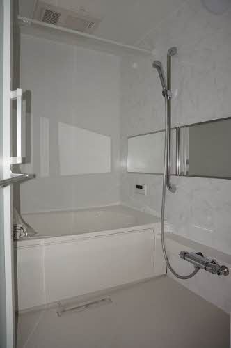 バス・シャワールーム　浴室乾燥機・追い焚き機能付き♪