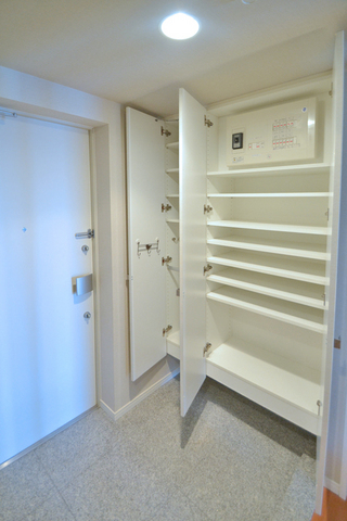玄関　収納豊富な玄関