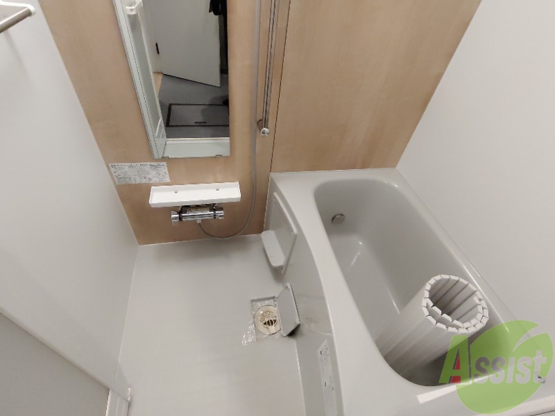 バス・シャワールーム　浴室はシンプル。一人暮らしにはちょうど良いサイズですね。