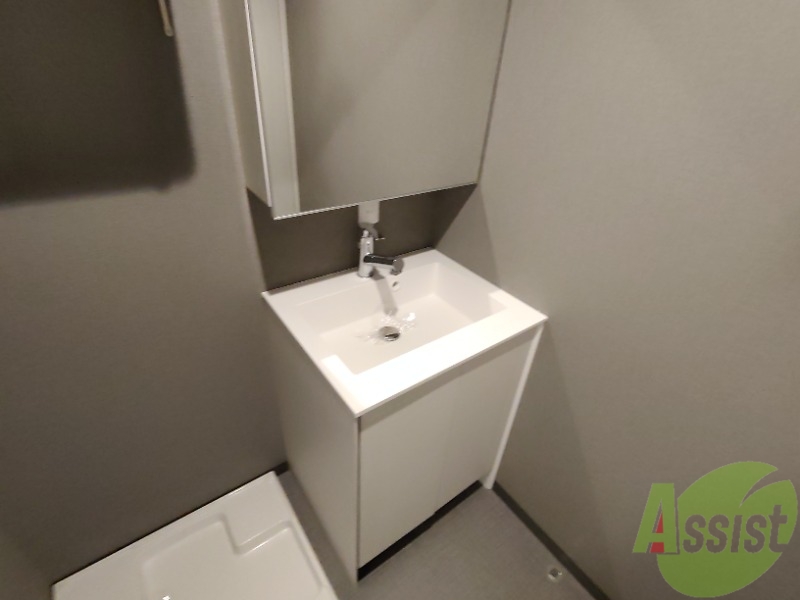 洗面設備　洗面台はシンプルなつくりで手入れがしやすそうですね。