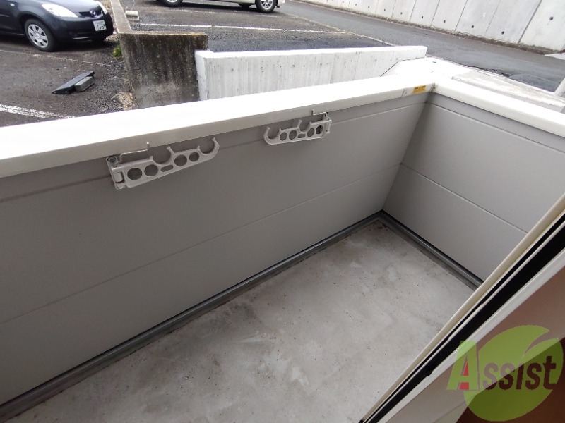 バルコニー　バルコニーは洗濯物を干すのに十分な広さがありますね。