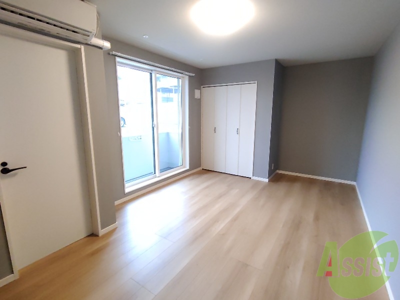 居室・リビング　８．９帖の洋室です。生活のメインとなる部屋ですね。