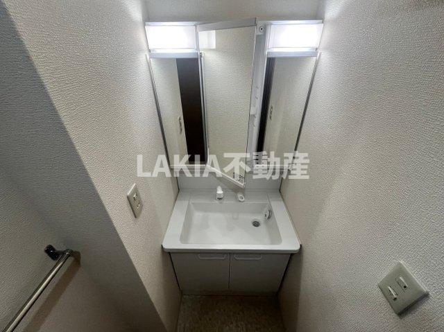 玄関　※別部屋の写真となります。間取り図参照