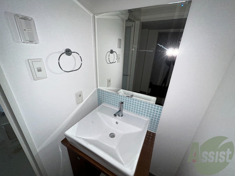 洗面設備　独立洗面台は鏡が大きいです。シャワー付きで使い勝手が良いです