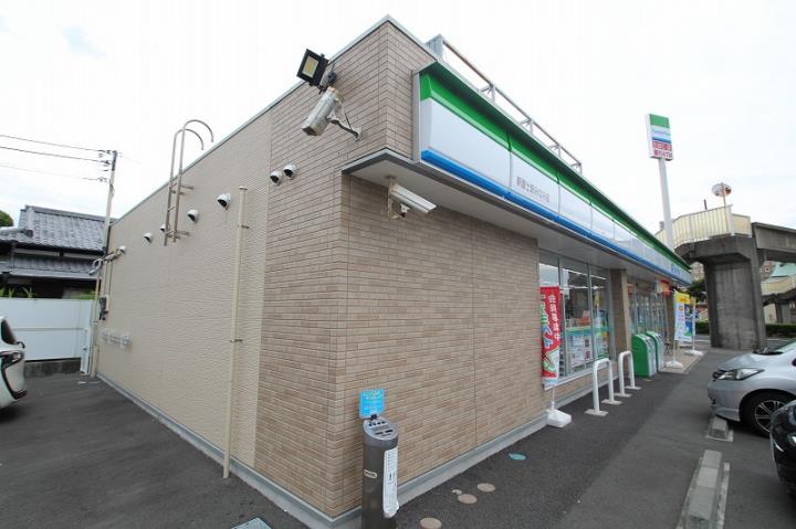 コンビニ　ファミリーマート（コンビニ）まで784m