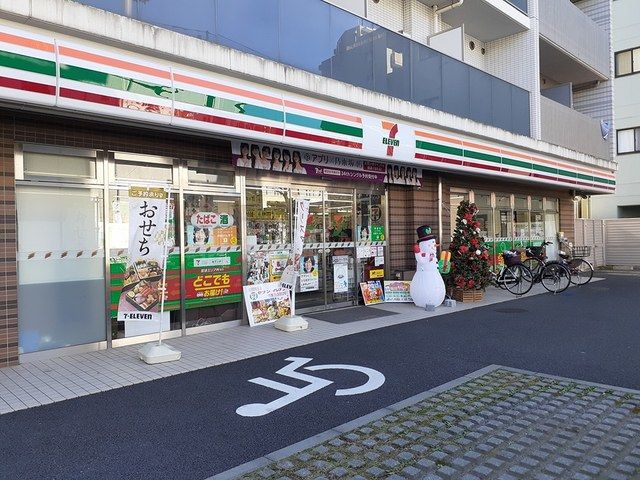コンビニ　セブンイレブン（コンビニ）まで147m