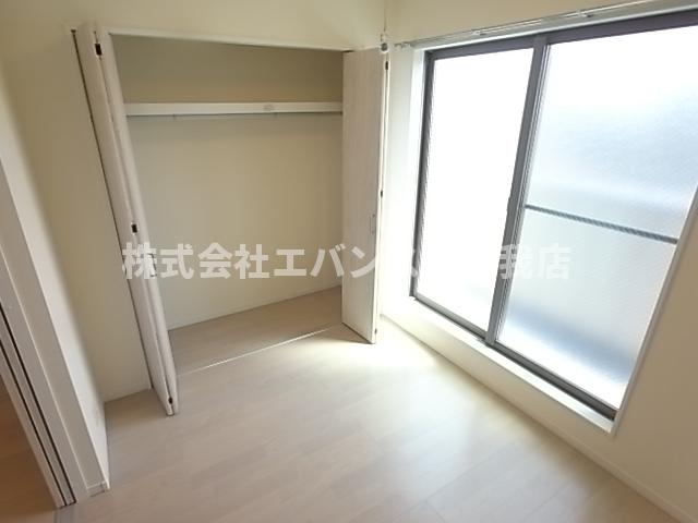 その他部屋・スペース　落ち着いた色調の寝室です