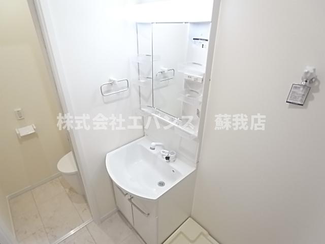 洗面設備　ゆったりとスペースのある洗面所