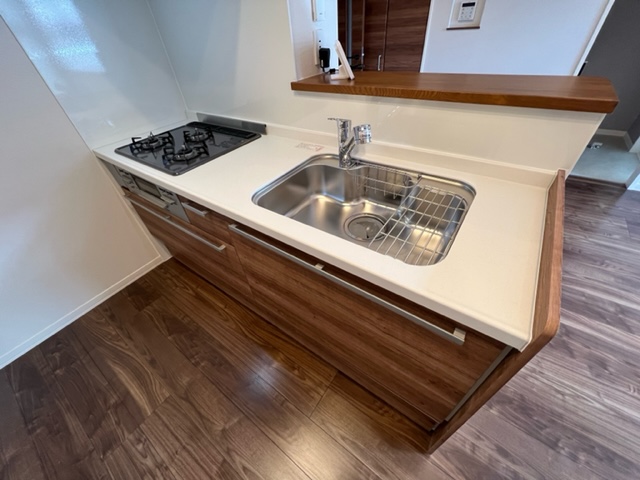 キッチン　落ち着いた色合いのキッチン。使い勝手も良いです。