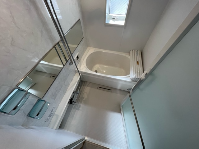 バス・シャワールーム　大きなバスルームは、足を伸ばせしてゆっくりできます。