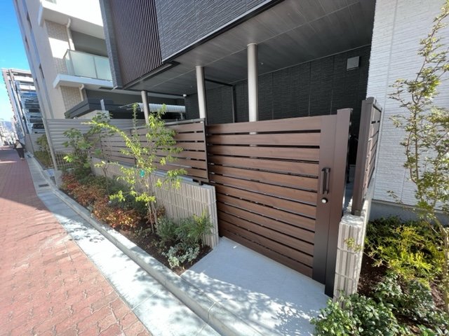 エントランス　オシャレなエントランスは安心のオートロック付きです。