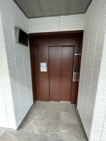 ロビー　エレベーターホールです。防犯カメラつき。