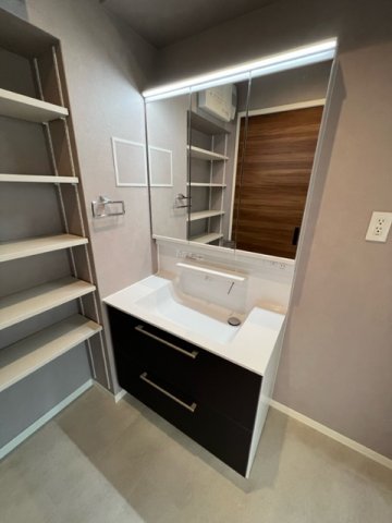 洗面設備　人気の独立洗面所にはうれしいシャンプードレッサーが付いてます