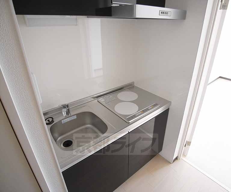 キッチン　２口ＩＨコンロが設置された綺麗なキッチンです。