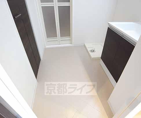 洗面設備　広い脱衣室です。