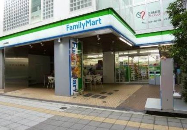 コンビニ　ファミリーマート 三軒茶屋東店（コンビニ）まで610m