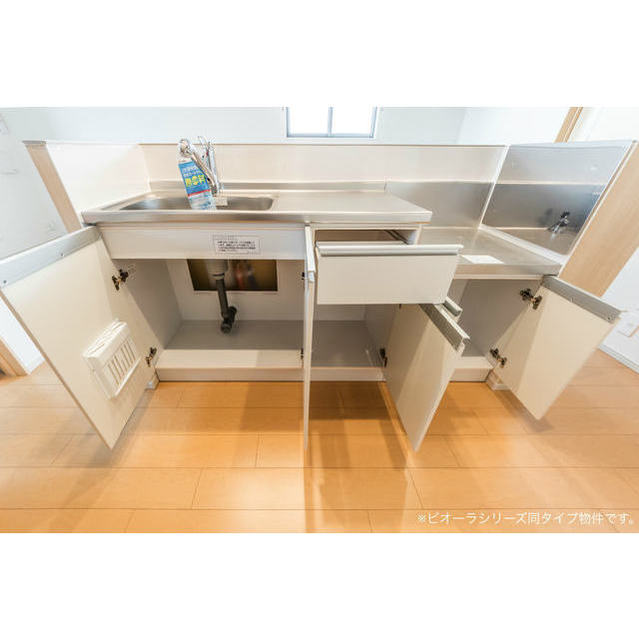 キッチン　食器や調理器具を効率良く収納出来ます