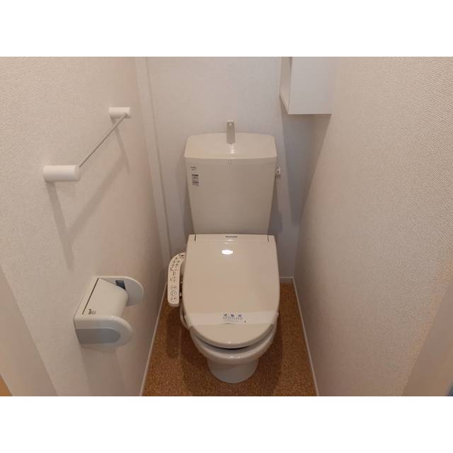 トイレ　気遣いを感じる棚やホルダー